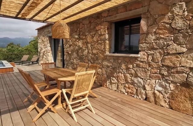 LARGE NEW SHEEPFOLD HEATED SWIMMING POOL SEA VIEW