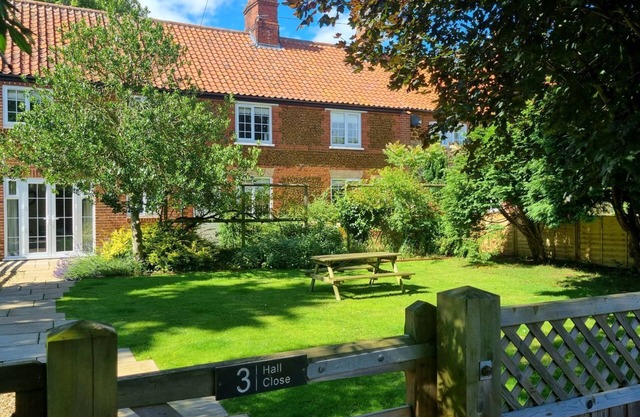 Large North Norfolk Cottage near the sea. Sleeps 10 in 5 bedrooms, 4 bathrooms