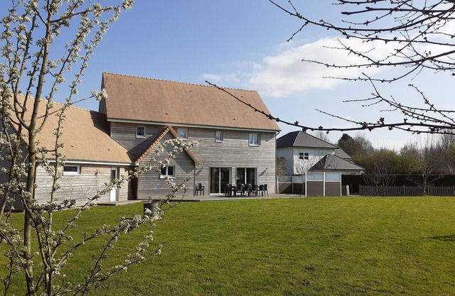 Large peaceful family cottage 8 minutes from the beaches