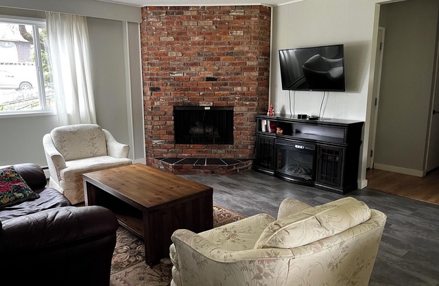 Large pet friendly 2 bedroom, 5 min walk to beach.