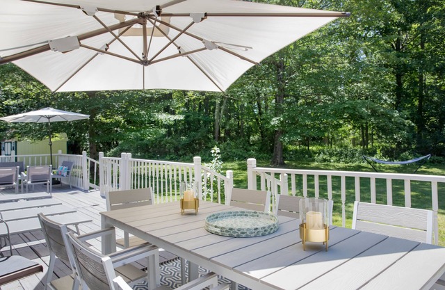 Large Pool + New spacious 4 BR home - walk to Gym, Tennis & Boating on Lake!