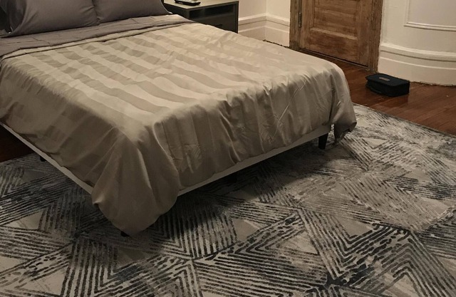 Large Private Studio Apartment Located 15-20mins from downtown