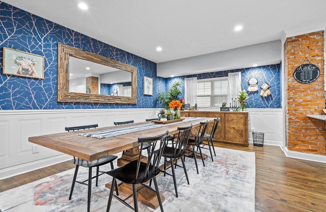 Large Remodeled Midtown Beauty - Locust St. Estate - 2 kings/sleeps 8!