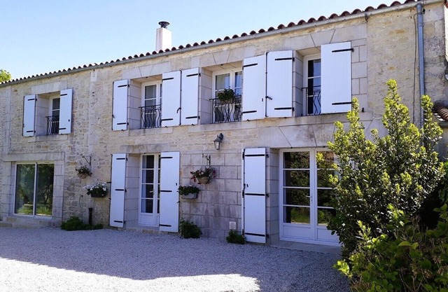 Large renovated Charentaise near La Rochelle