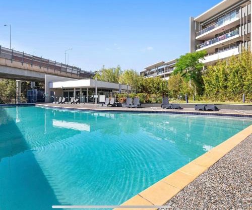 LARGE RESORT APARTMENT in the HEART of Brisbane