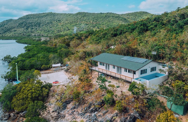 Large Seaview House with Pool