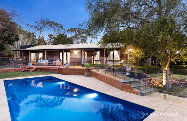 Large solar heated pool, fully fenced secure grounds, sleeps 6 over 3 bedrooms