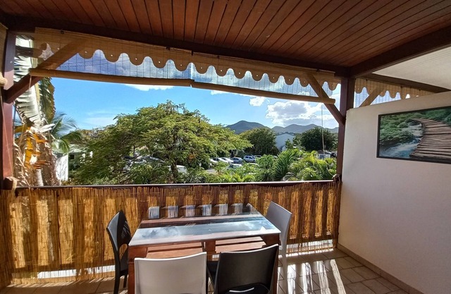 Large studio in Le Diamant, quiet residence, swimming pool, 500m from the beach and shops