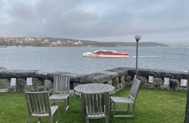 Large stylish seaside 3 bedroom apartment in beautiful Kirribilli, Sydney.