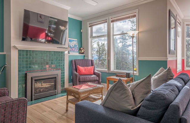 Large suite on the Knoll in a cul-de-sac w/a private hot tub and pet friendly!