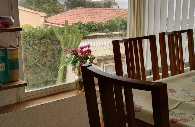 Large sunny apartment with sea view and pool