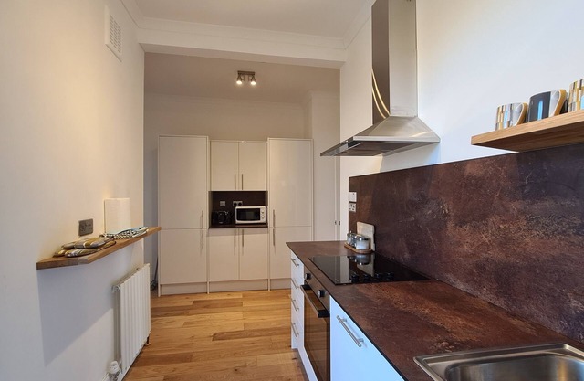 Large sunny fresh two bedroom apt in London ideal for tourists, refurbished