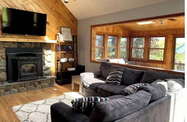 Large & Sunny Lakefront Home near Ski Resorts