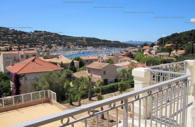 Large terrace with sea view, recent residence, everything on foot