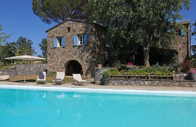 Large traditional Corsican property including a sheepfold with its feet in the fresh water .