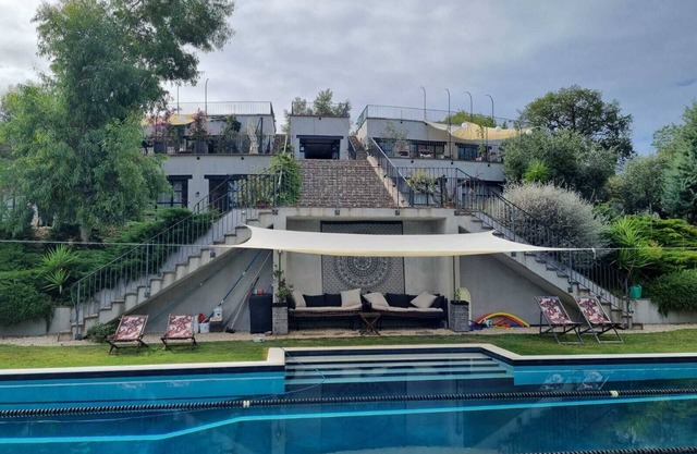 Large Unique - 8 double rooms ensuite - 25 m Pool - Gym - Sea and Mountain close