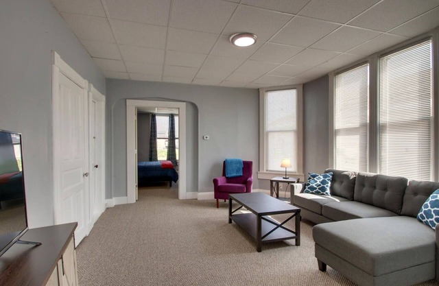 Large Updated Ground Level 1-bedroom East Facing w/Wi-Fi