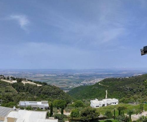 Large Vacation Apartment With A Stunning View In Isfiya, Mount Carmel - דירת נופש עם נוף מדהים בעספיא