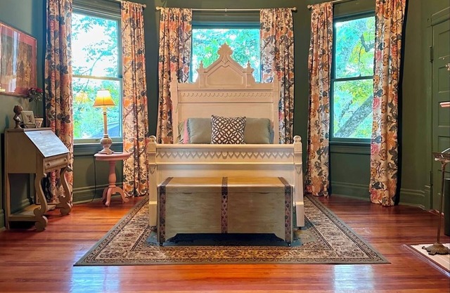 Large Victorian Family-Friendly Home in Peaceful Rural Town with AC, WiFi
