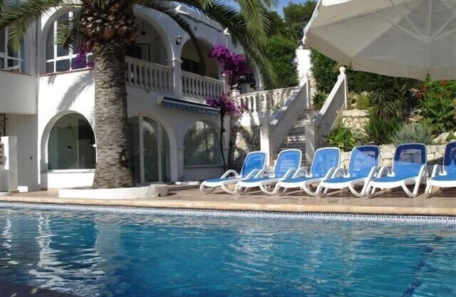 Large villa walking distance to shops, bars and Moraria town. Air-con & Wifi