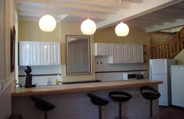 LARGE VILLAGE COTTAGE 15 MIN FROM THE BEACH