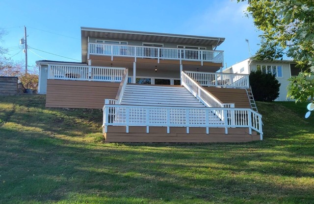 Large waterfront home w/boat rental available, great for family vacation.