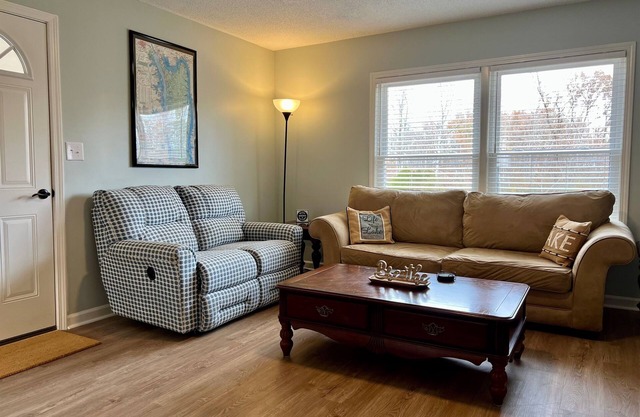 Large yard & patio, KY lake view, hi speed WiFi, 1