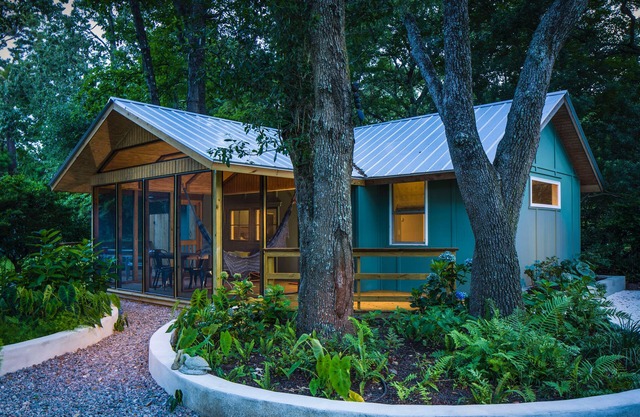 LAST Min SPECIAL-this week!Adorable bungalow close to downtown and Folly Beach!