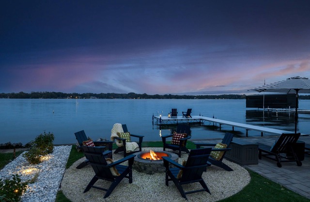 Last Summer Days Promo! Lakefront | Kayaks |Bikes