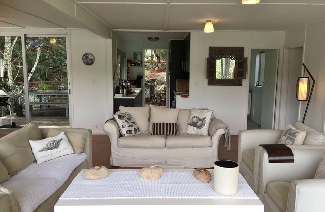 LATITUDE 33 . arrive by boat . HAWKESBURY RIVER . Private Waterfront W Jetty