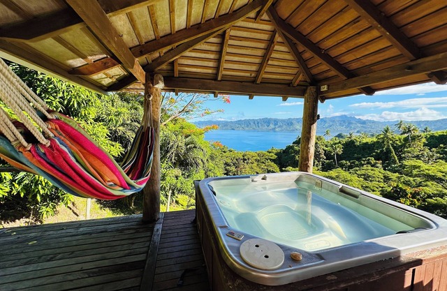 Latui Lodge, Self-catering secluded villa with commanding Bay views