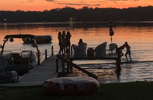 Lauderdale Lakes Waterfront Home Docks On Both Sides -Amazing Sunrises & Sunsets