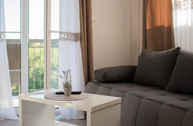 Lavanda 2, Peacefull apartment with swimming pool