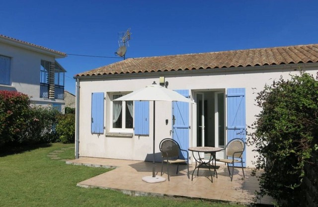 Lavender Cottage is a one bedroom gîte with private terrace and garden