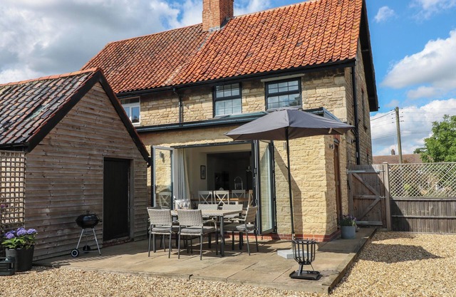LAVENDER COTTAGE, pet friendly, character holiday cottage in Stamford
