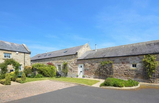 LAVENDER COTTAGE (VILLAGE FARM), pet friendly in Seahouses