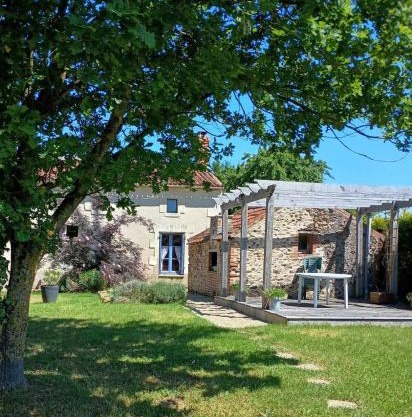 Lavender House - Traditional & charming stone home