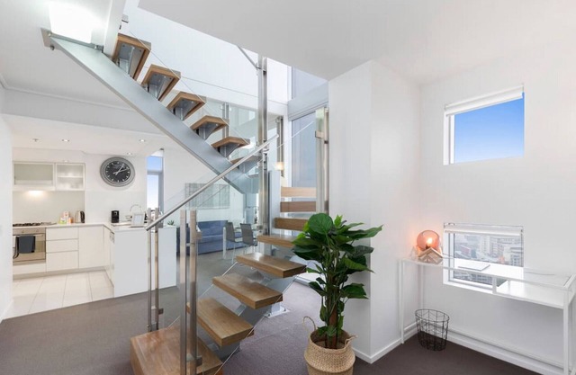 Lavish 2 Level CBD SkyHome on the River - Carpark + WIFI + Tennis Court + Views + Sleeps 9
