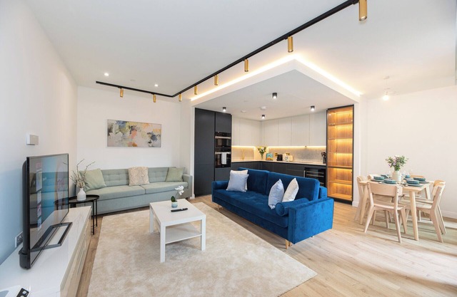 Lavish 2BDR Flat w/Private Balcony Lift and Fast Wifi in Clerkenwell Barbican