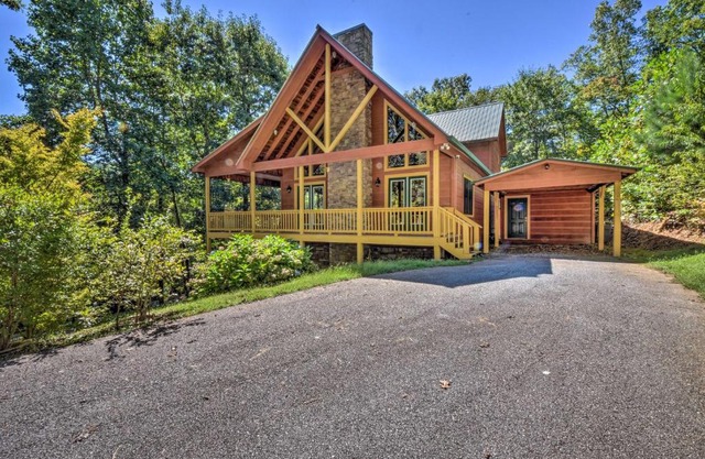 Lavish Hiawassee Cabin - Great for Families!