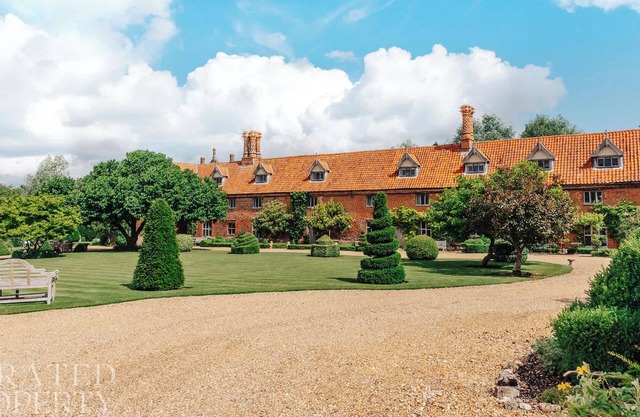 Lavish Tudor Hall & Gardens - Sleeps 14!