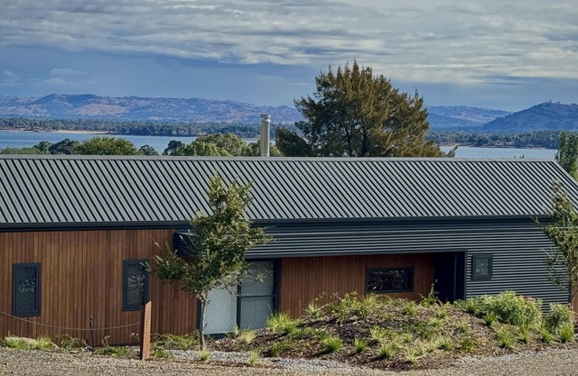 Lawson Lux Lodge Bethanga - Luxury two bedroom barn-style lodge
