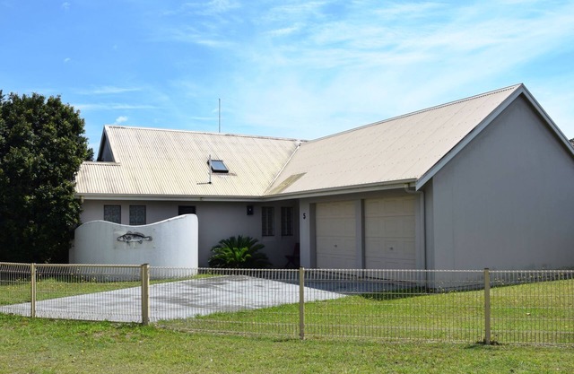 Lazy Choose-Day is a delightful three-bedroom holiday home in the heart of picturesque Hat Head.