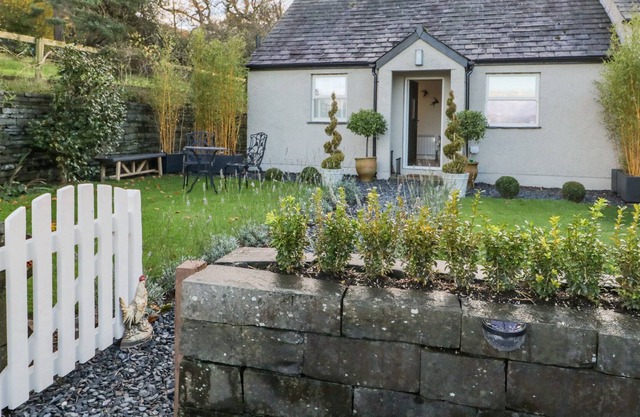 LAZY DAYS COTTAGE, romantic, with a garden in Askam-In-Furness