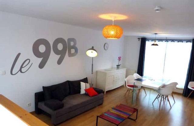 "le 99B" modern, bright apartment, Queen size bed and connected TV