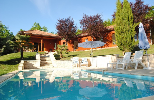 Le Bouyssonnet, home with large fenced garden and private swimming pool