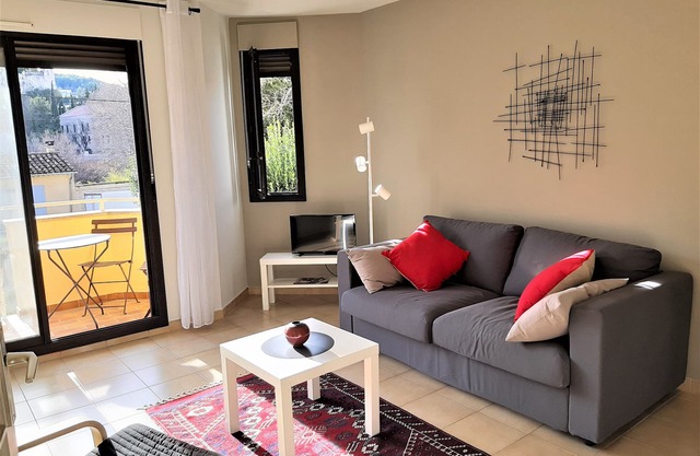 LE CEDRE * quiet apartment with loggia and garage close to downtown