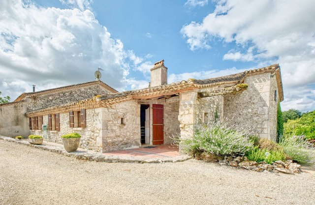 Le Chai – fantastic holiday cottage with pool on over 12 hectares near Bergerac