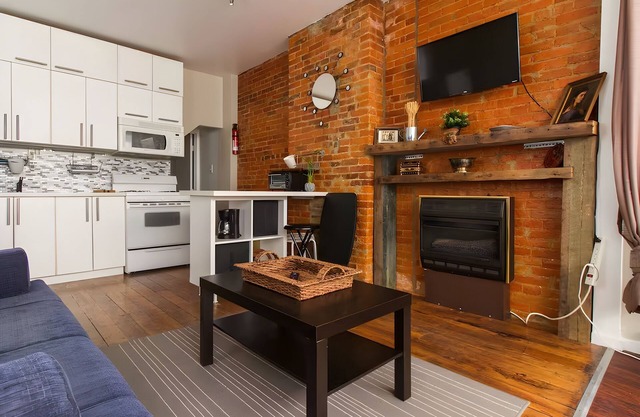 Le Chic Studio with W/D, AC, Private Patio, and fast WiFi in superb Fishtown
