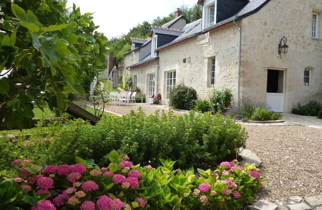 Le Clos de Venise, enchanting manor house surrounded by vineyards, near Vouvray